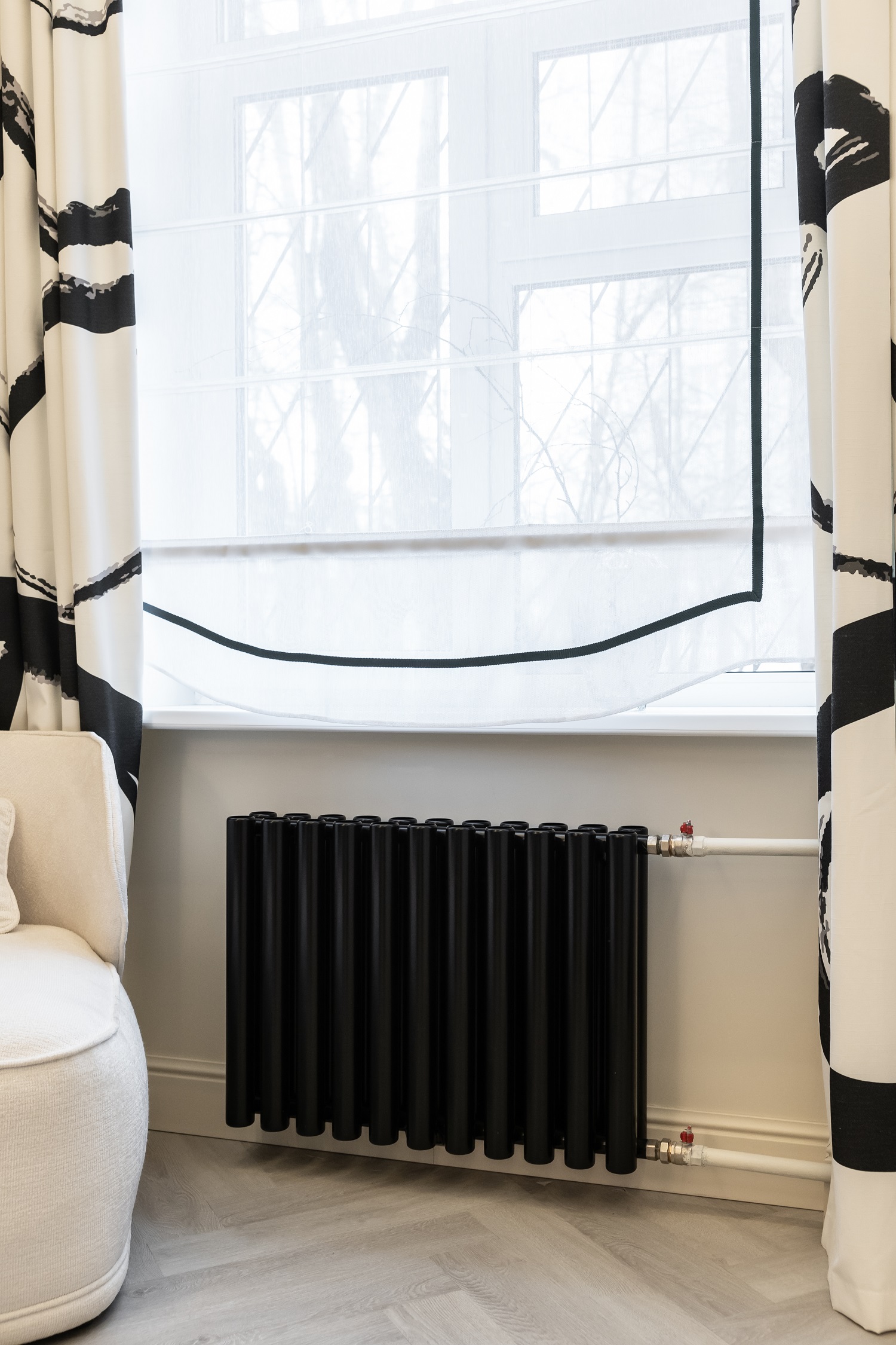 Белая гостиная с чёрной спальней